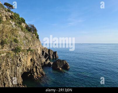 Vue magnifique sur la mer des Cinque Terre dans la région entre Riomaggiore et Portovenere. Banque D'Images