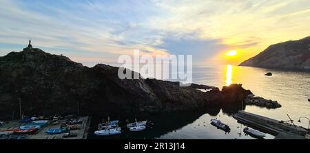 Vue magnifique sur la mer des Cinque Terre dans la région entre Riomaggiore et Portovenere. Banque D'Images