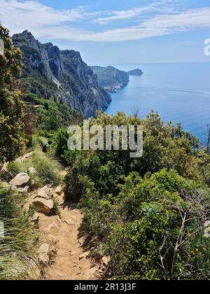 Vue magnifique sur la mer des Cinque Terre dans la région entre Riomaggiore et Portovenere. Banque D'Images