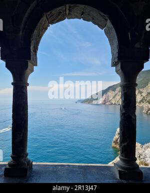 L'église romane de San Pietro est un bâtiment religieux catholique à Porto Venere, sous le château de Doria. C'est l'église dans le golfe des poètes Banque D'Images