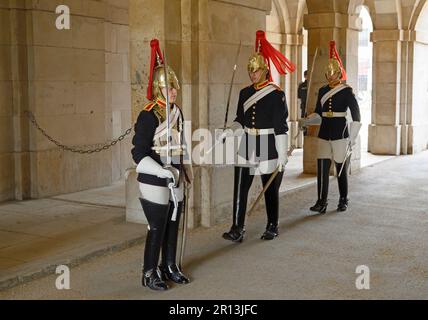 Londres, Angleterre, Royaume-Uni. Remplacement de la protection au niveau des protections de cheval. Les membres des Blues et Royals changent de place dans le tunnel sous les gardes à cheval (bâtiment Banque D'Images