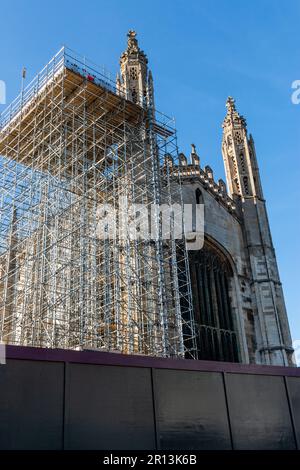 Kings College Chapel, Cambridge, Royaume-Uni, couvert d'échafaudage pendant que les travaux se poursuit pour rénover le toit. Banque D'Images