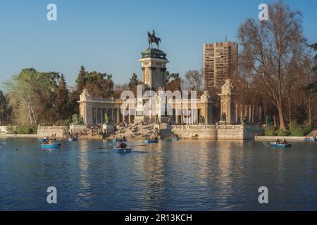 Lac du parc Retiro et monument à Alfonso XII - Madrid, Espagne Banque D'Images