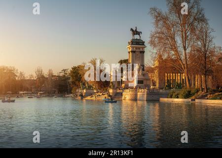 Lac du parc Retiro et monument à Alfonso XII au coucher du soleil - Madrid, Espagne Banque D'Images