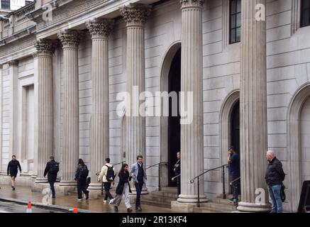 Londres, Royaume-Uni. 11th mai 2023. Vue extérieure de la Banque d'Angleterre dans la ville de Londres, le quartier financier de la capitale. La Banque d'Angleterre a relevé les taux d'intérêt au plus haut niveau depuis 2008. Credit: Vuk Valcic/Alamy Live News Banque D'Images