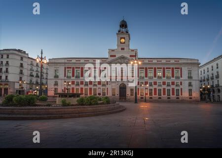 Place Puerta del sol au lever du soleil avec la Maison Royale de la poste (Real Casa de Correos) - Madrid, Espagne Banque D'Images