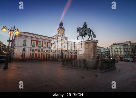 Place Puerta del sol au lever du soleil avec Monument au Roi Charles III (Carlos III) et Maison Royale de la poste - Madrid, Espagne Banque D'Images