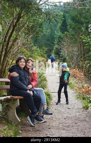 Famille avec trois enfants en montagne. Voyage et randonnée avec les enfants. Banque D'Images