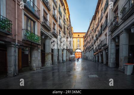 Calle de Toledo rue avec Arches menant à Plaza Mayor - Madrid, Espagne Banque D'Images
