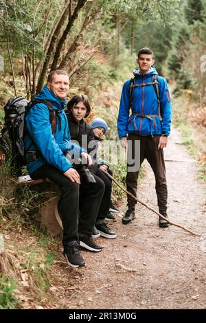 Famille avec trois enfants en montagne. Voyage et randonnée avec les enfants. Banque D'Images