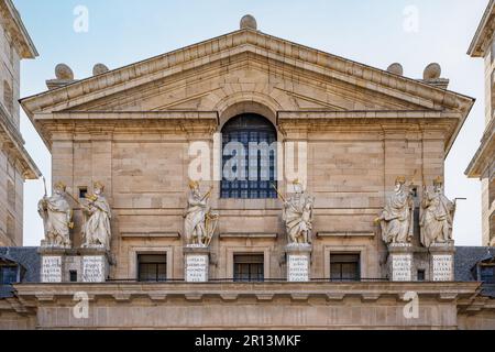 Statues de rois de Juda à la façade de la basilique dans la cour des rois du site royal de San Lorenzo de El Escorial - San Lorenzo de El Escorial, Espagne Banque D'Images