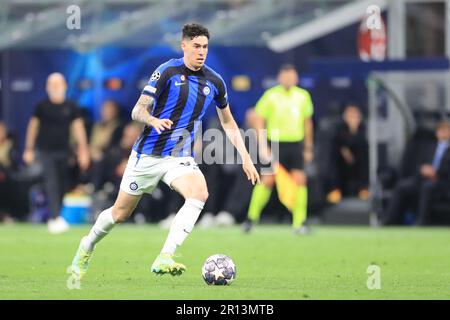 10th mai 2023 ; Stadio San Siro, Milan, Italie, Champions League football, Demi finale, première jambe, AC Milan contre Inter Milan; Alessandro Bastoni défenseur italien d'Inter Milan Banque D'Images