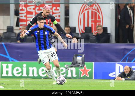 10th mai 2023 ; Stadio San Siro, Milan, Italie, Champions League football, Demi finale, première jambe, AC Milan contre Inter Milan; le défenseur italien Alessandro Bastoni de l'Inter Milan détient le défenseur français de Theo Hernandez AC Milan Banque D'Images