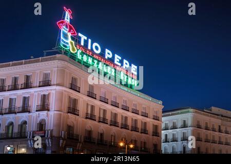 Signe de publicité de Tio Pepe Neon à la place Puerta del sol - Madrid, Espagne Banque D'Images