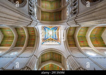 Plafond de l'intérieur de la cathédrale d'Almudena - Madrid, Espagne Banque D'Images