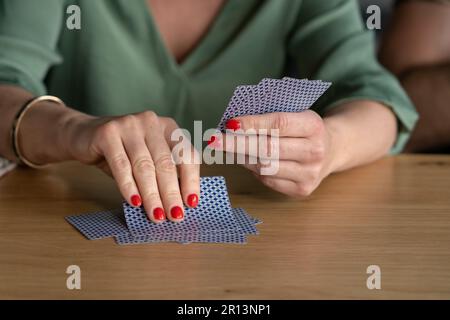 Femme jouant avec des cartes gros plan jeu non reconnaissable . Banque D'Images