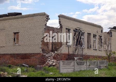 Région de Kharkiv, Ukraine. 18th décembre 2022. RÉGION DE KHARKIV, UKRAINE - 17 MARS 2023 - bâtiments détruits à la suite de l'occupation russe de villages dans la région de Kharkiv, dans le nord-est de l'Ukraine. Credit: UKRINFORM/Alamy Live News Banque D'Images