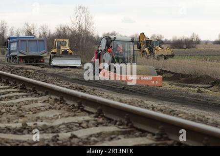 (230511) -- BUDAPEST, 11 mai 2023 (Xinhua) -- des véhicules d'ingénierie sont occupés sur un chantier de construction du projet ferroviaire Hongrie-Serbie à Szabadszallas, Hongrie, le 22 février 2023. Dans les bureaux, les chantiers de construction, ou même dans les champs, des experts, des travailleurs de différentes parties du monde se sont réunis pour leur objectif commun qui est de construire et de moderniser le chemin de fer reliant Budapest en Hongrie à Belgrade en Serbie, Un projet majeur dans le cadre de la Belt and Road Initiative (BRI), symbolisant une coopération étroite entre la Chine et l'Europe. Le projet, visant à aider les deux pays à construire des centres logistiques Banque D'Images