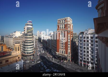 Vue aérienne de la rue Gran via avec Edificio Capitol (ou Carrion) et les bâtiments du Palacio de la Prensa - Madrid, Espagne Banque D'Images