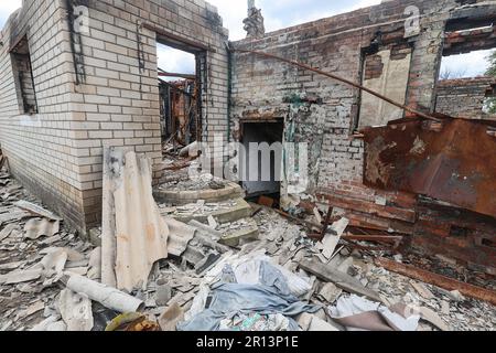 Région de Kharkiv, Ukraine. 18th décembre 2022. RÉGION DE KHARKIV, UKRAINE - 17 MARS 2023 - bâtiments détruits à la suite de l'occupation russe de villages dans la région de Kharkiv, dans le nord-est de l'Ukraine. Credit: UKRINFORM/Alamy Live News Banque D'Images