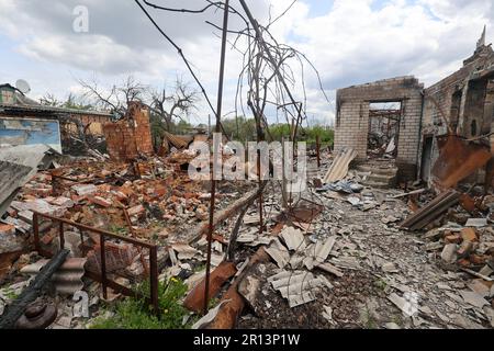 Région de Kharkiv, Ukraine. 18th décembre 2022. RÉGION DE KHARKIV, UKRAINE - 17 MARS 2023 - bâtiments détruits à la suite de l'occupation russe de villages dans la région de Kharkiv, dans le nord-est de l'Ukraine. Credit: UKRINFORM/Alamy Live News Banque D'Images