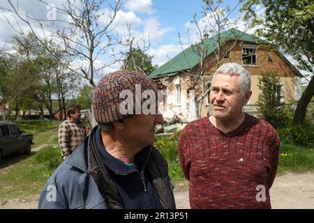 Région de Kharkiv, Ukraine. 18th décembre 2022. RÉGION DE KHARKIV, UKRAINE - LE 17 MARS 2023 - les habitants du village de Tsupivka occupé sont photographiés lors de la remise des générateurs électriques, région de Kharkiv, nord-est de l'Ukraine. Credit: UKRINFORM/Alamy Live News Banque D'Images