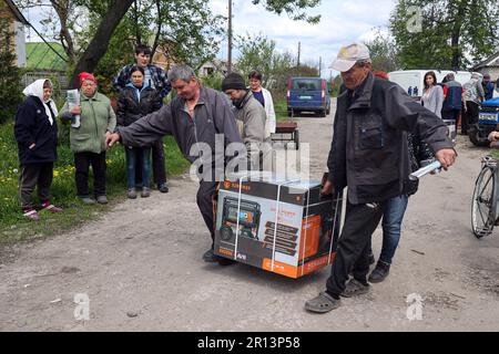 Région de Kharkiv, Ukraine. 18th décembre 2022. RÉGION DE KHARKIV, UKRAINE - 17 MARS 2023 - les producteurs d'électricité sont remis aux villageois de Tsupivka libérés de l'occupation russe, région de Kharkiv, nord-est de l'Ukraine. Credit: UKRINFORM/Alamy Live News Banque D'Images