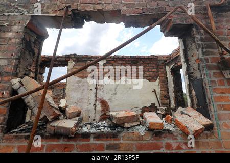 Région de Kharkiv, Ukraine. 18th décembre 2022. RÉGION DE KHARKIV, UKRAINE - 17 MARS 2023 - bâtiments détruits à la suite de l'occupation russe de villages dans la région de Kharkiv, dans le nord-est de l'Ukraine. Credit: UKRINFORM/Alamy Live News Banque D'Images