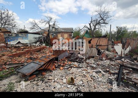 Région de Kharkiv, Ukraine. 18th décembre 2022. RÉGION DE KHARKIV, UKRAINE - 17 MARS 2023 - bâtiments détruits à la suite de l'occupation russe de villages dans la région de Kharkiv, dans le nord-est de l'Ukraine. Credit: UKRINFORM/Alamy Live News Banque D'Images