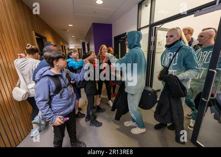 Liverpool, Royaume-Uni. 11th mai 2023. Le groupe allemand ESC 'Lord of the Lost' est accueilli par des étudiants de la rue germano-britannique Lycée de Hildas. Le groupe sera en compétition lors de la finale du concours Eurovision de la chanson (ESC) 67th à la M&S Bank Arena de 13 mai 2023. Credit: Peter Kneffel/dpa/Alay Live News Banque D'Images