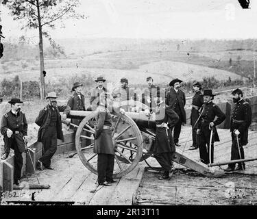 Le général William T. Sherman, penché sur la violation des armes à feu, et le personnel au fort fédéral No. 7- Atlanta, Géorgie .Photographie de la guerre en Occident. Ces photographies sont de Sherman à Atlanta, septembre-novembre 1864. Après trois mois et demi de manœuvres incessantes et de combats acharnés, Sherman a forcé Hood à abandonner le centre de munitions de la Confédération. Sherman y est resté pendant près de deux mois et demi, reposant ses hommes portés par la guerre et accumulant des fournitures. Banque D'Images