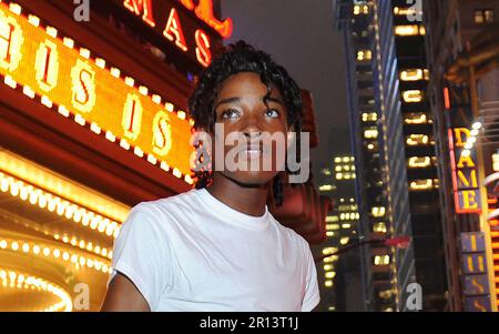 Jordan Neely est photographié avant d'aller voir le film Michael Jackson, « c'est tout », devant les cinémas Regal sur 8th Ave. Et 42nd St. à Times Square, New York, en 2009. (Photo par Andrew Savulich/New York Daily News/TNS/Sipa USA) crédit: SIPA USA/Alay Live News Banque D'Images