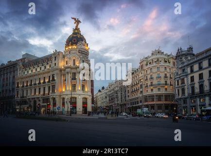 Edificio Metropolis Building au coucher du soleil dans les rues Calle de Alcala et Gran via - Madrid, Espagne Banque D'Images