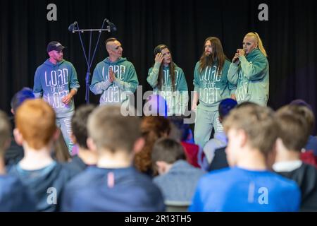 Liverpool, Royaume-Uni. 11th mai 2023. Le groupe allemand ESC 'Lord of the Lost' parle aux étudiants de l'auditorium de la rue germano-britannique Lycée de Hildas. Le groupe sera en compétition lors de la finale du concours Eurovision de la chanson (ESC) 67th à la M&S Bank Arena de 13 mai 2023. Credit: Peter Kneffel/dpa/Alay Live News Banque D'Images