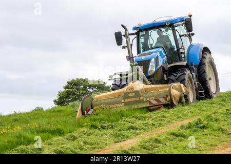 Timoleague, West Cork, Irlande. 11th mai 2023. Michael Keohane, d'Eoin Coomey, d'Eoin Coomey Agri & Plant LTD, coupe de l'herbe pour John Michael Foley, un agriculteur basé à Timoleague, à l'aide d'un tracteur New Holland T7,260 et de tondeuses Krone 320 avant et arrière. Crédit : AG News/Alay Live News Banque D'Images