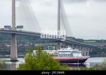 Mme Otto Sverdrup, anciennement connue sous le nom de MS Finnmarken, est un navire côtier norvégien détenu et exploité par Hurtigruten ASA arrivant au port de Rosyth Banque D'Images