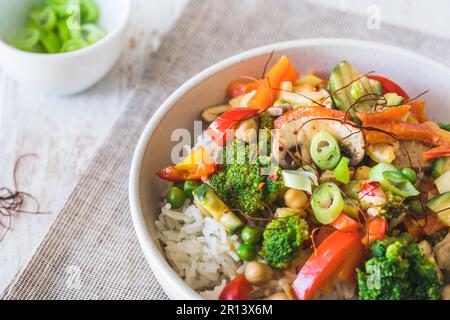 Bol avec riz et légumes sur table en bois blanc, végétarien, végétalien, nourriture saine Banque D'Images