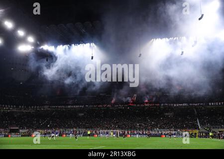 Milan, Italie. 10th mai 2023. L'AC Milan est fan des fusées lumineuses lors du match de l'UEFA Champions League à Giuseppe Meazza, à Milan. Crédit photo à lire: Jonathan Moscrop/Sportimage crédit: Sportimage Ltd/Alay Live News Banque D'Images