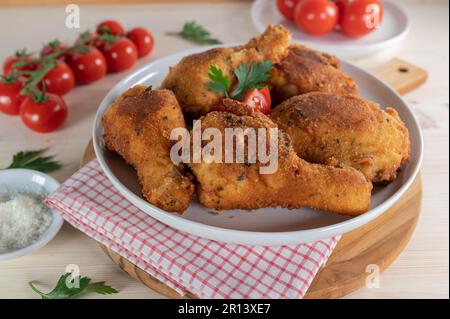 Bâtonnets de poulet panés au parmesan et tiges sur un plateau Banque D'Images