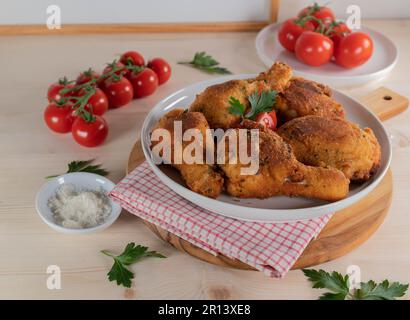 Bâtonnets de poulet panés au parmesan et tiges sur un plateau Banque D'Images