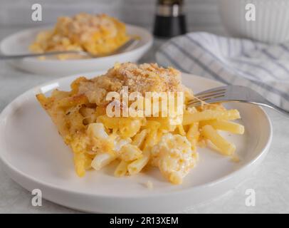 Macaroni et fromage au chou-fleur et chapelure gratinée, garniture au parmesan sur une assiette Banque D'Images