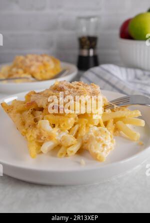 Macaroni et fromage au chou-fleur et chapelure gratinée, garniture au parmesan sur une assiette Banque D'Images