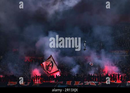 Milan, Italie. 10th mai 2023. L'AC Milan est fan des fusées lumineuses lors du match de l'UEFA Champions League à Giuseppe Meazza, à Milan. Crédit photo à lire: Jonathan Moscrop/Sportimage crédit: Sportimage Ltd/Alay Live News Banque D'Images