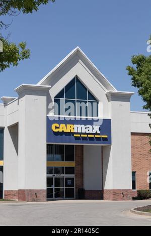 Indianapolis - Circa mai 2023 : concessionnaire CarMax Auto. CarMax est le plus grand détaillant de voitures d'occasion et d'occasion aux États-Unis. Banque D'Images