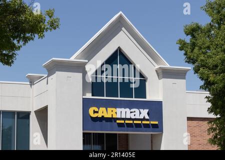 Indianapolis - Circa mai 2023 : concessionnaire CarMax Auto. CarMax est le plus grand détaillant de voitures d'occasion et d'occasion aux États-Unis. Banque D'Images