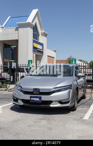 Indianapolis - Circa Mai 2023: Honda Clarity Plug-in Hybrid Display dans un concessionnaire CarMax. CarMax est le plus grand détaillant de voitures d'occasion et d'occasion en t Banque D'Images