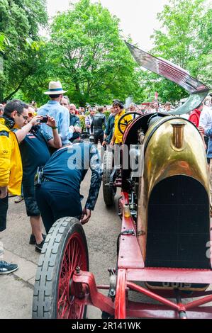 Fiat S76, surnommée « la Bête de Turin », à l'événement sportif automobile Goodwood Festival of Speed 2016, West Sussex, Royaume-Uni. Moteur de visualisation des personnes Banque D'Images