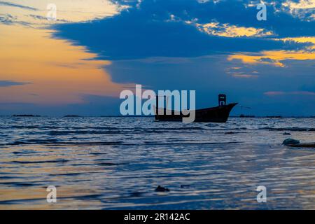 Vue sur le coucher du soleil avec ciel nuageux à la plage de Gadani avec bateau à how Banque D'Images