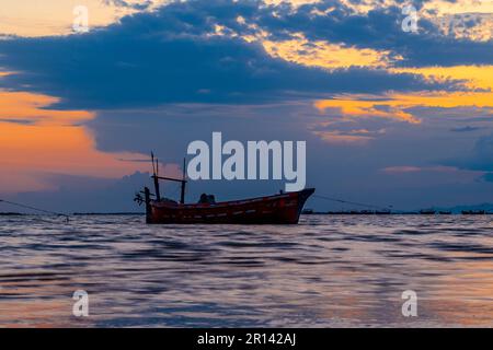 Vue sur le coucher du soleil avec ciel nuageux à la plage de Gadani avec bateau à how Banque D'Images