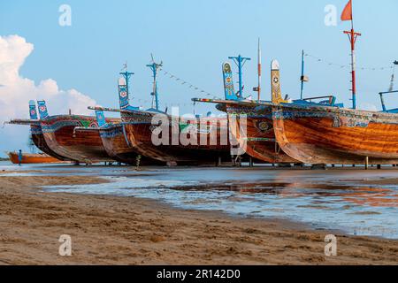 Vue sur le coucher du soleil avec ciel nuageux à la plage de Gadani avec bateau à how Banque D'Images